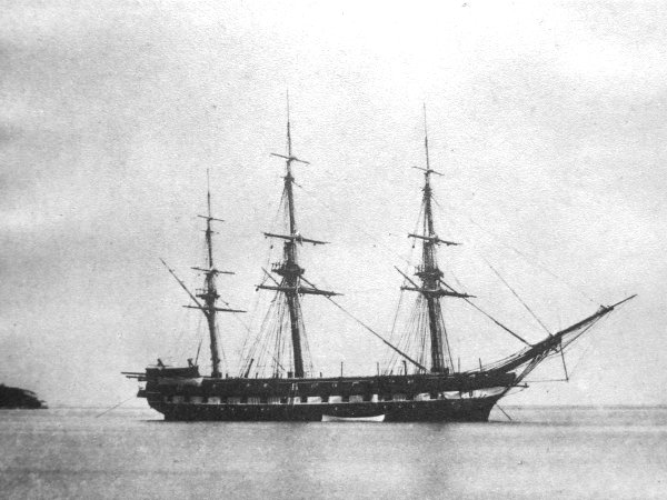 La Sibylle au mouillage à Papeete le 7 janvier 1864, où la photo sera finalement faite - collection ANTOINE/BRINTET