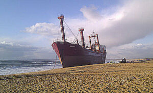 Le cargo maltais TK Bremen échoué le 16 décembre 2011 sur la plage de Kerminihy à Erdeven (Morbihan, Bretagne, France) suite à la tempête Joachim
