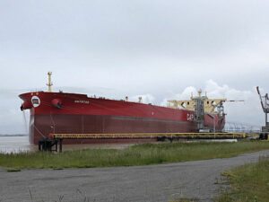VLCC Supertanker AMYNTAS berthing at Donges oil terminal