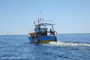 Bateau en pêche dans les eaux de Bretagne Sud - 15 août 2013
