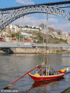 Gabare près d'un pont sur le Douro