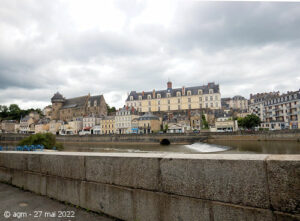 Les deux châteaux - rive droite de la Mayenne